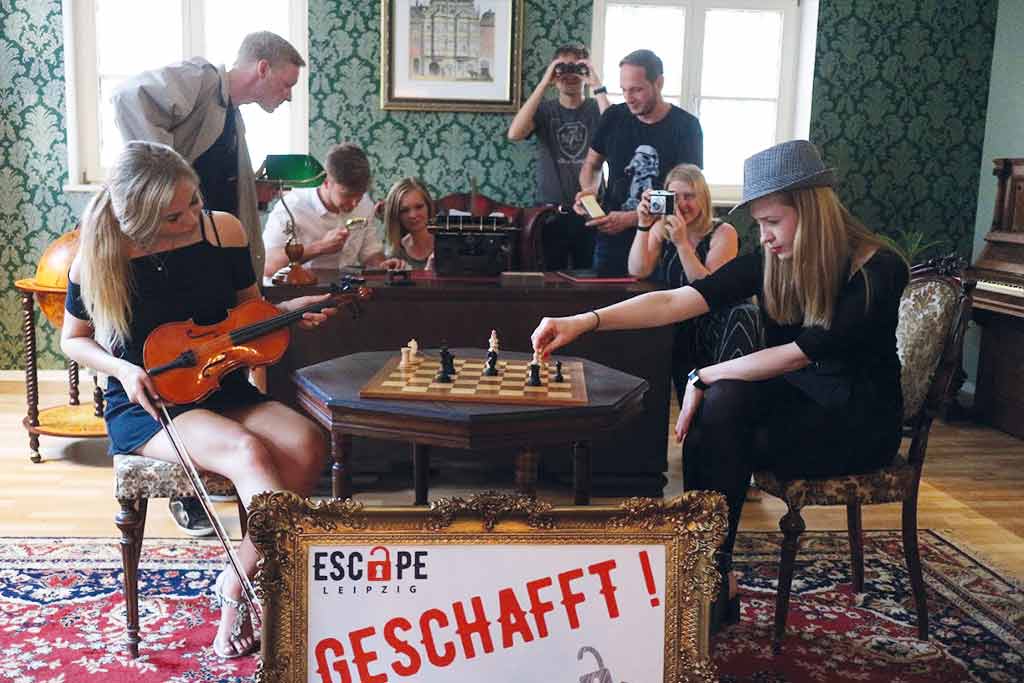 Team mitten im Escape-Room-Spiel beim Performance Lab