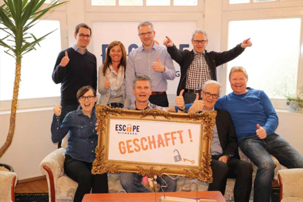 Firmenteam feiert den gemeinsamen Escape-Room-Erfolg bei Escape Nienburg